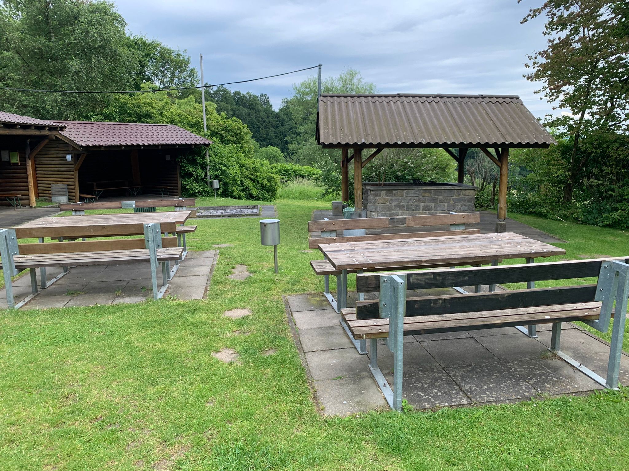 PHOTO-2024-12-19-09-14-08 2 Grillplatz mit Schutzhütten, überdachter Grillstelle und Sitzugruppen